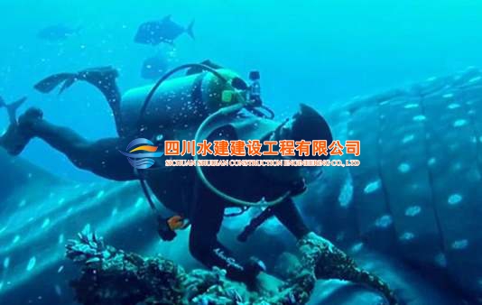 潛水員水下作業